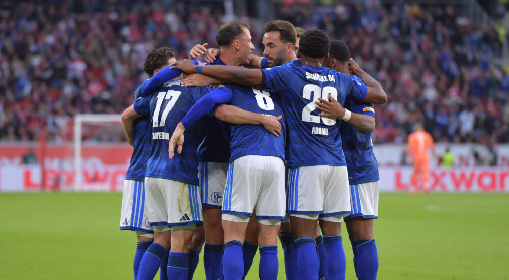 Schalke-Mannschaft jubelt