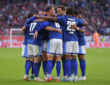 Schalke-Mannschaft jubelt